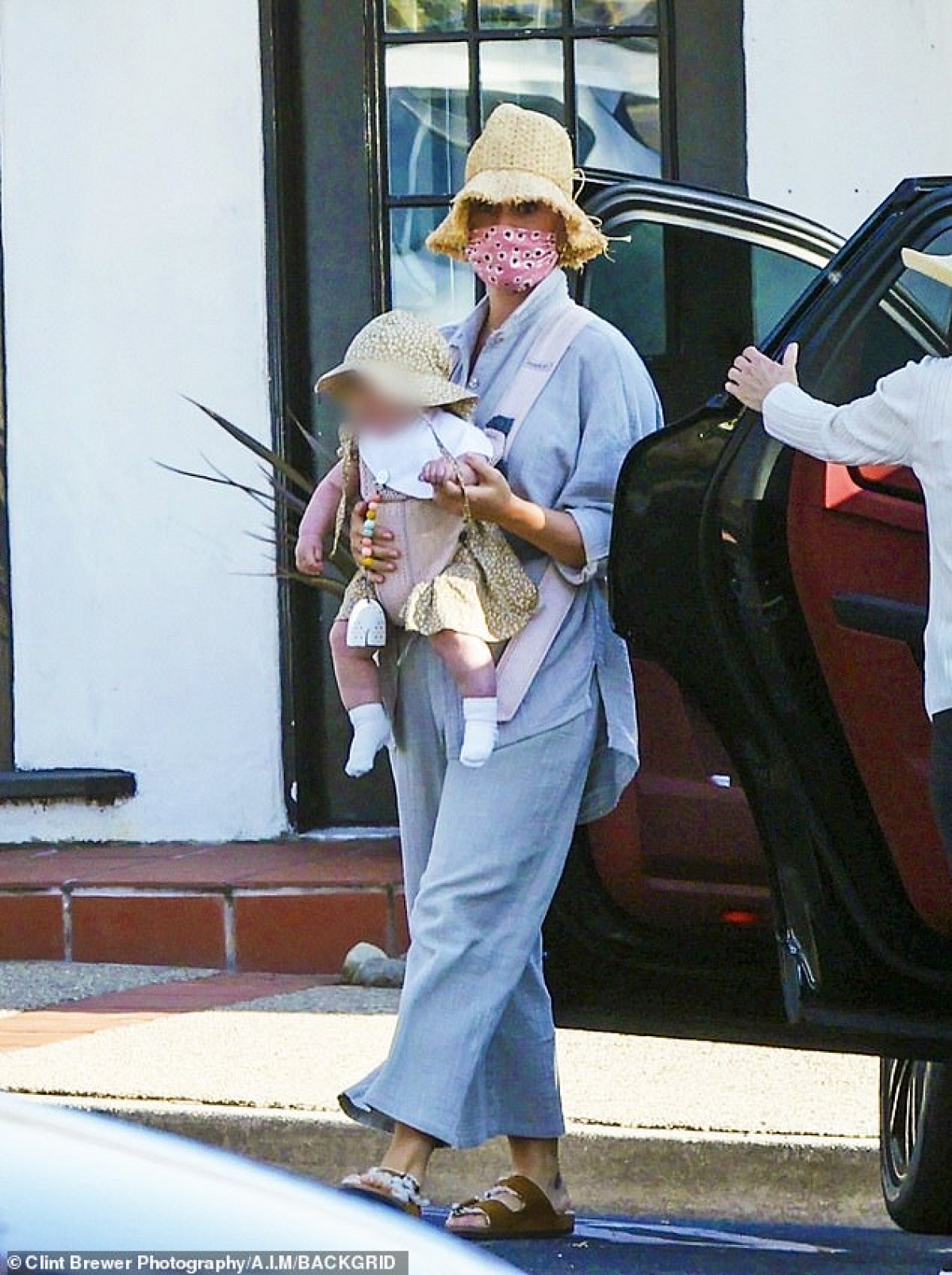 Katy Perry mặc bộ đồ giản dị địu con gái cưng ra phố dạo chơi - Ảnh 3.