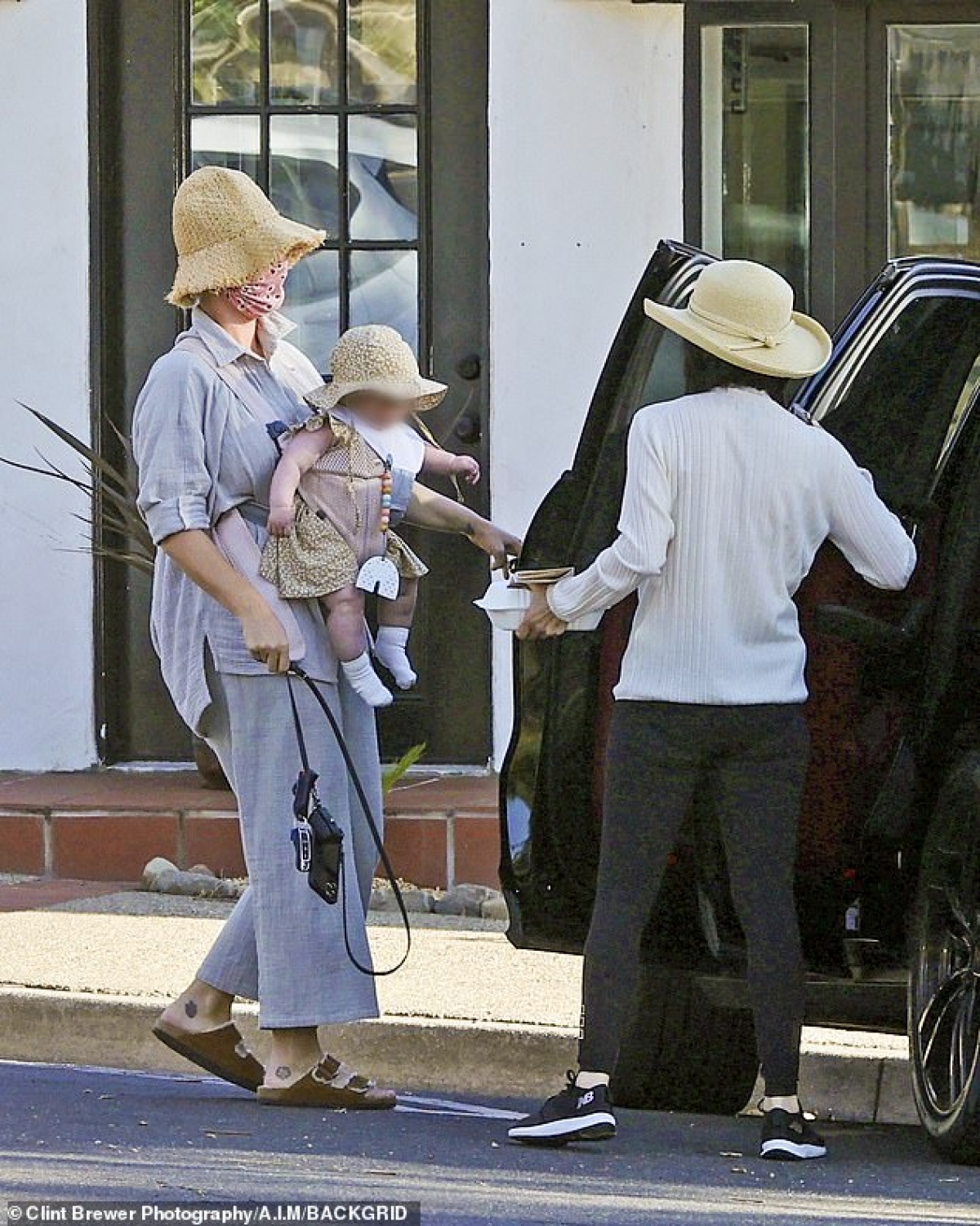 Katy Perry mặc bộ đồ giản dị địu con gái cưng ra phố dạo chơi - Ảnh 6.