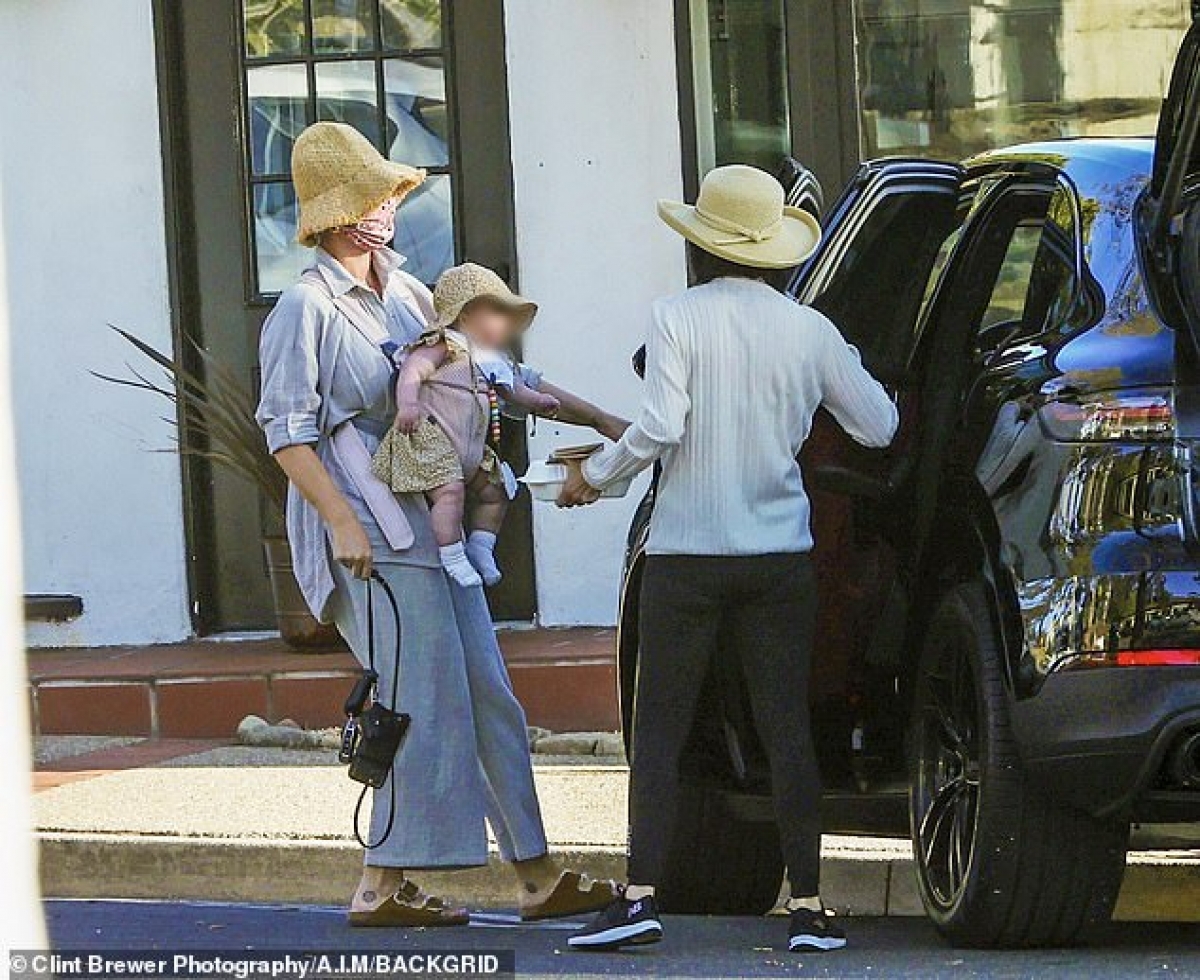 Katy Perry mặc bộ đồ giản dị địu con gái cưng ra phố dạo chơi - Ảnh 8.