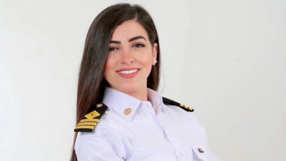 Nữ thuyền trưởng Ai Cập bị đổ vạ vụ mắc kẹt kênh đào Suez - Ảnh 1.