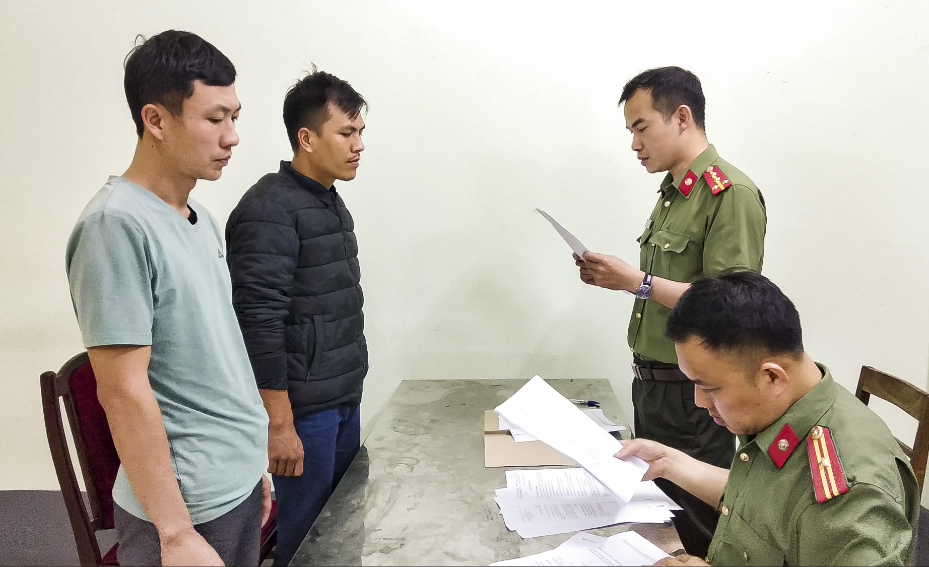 Điện Biên: Khởi tố 4 đối tượng tổ chức đưa người xuất cảnh trái phép từ Trung Quốc sang Lào - Ảnh 1.
