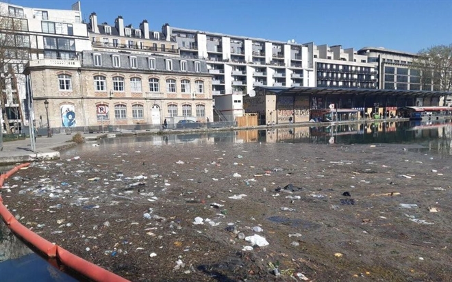 Thành phố Paris hoa lệ ngập trong rác thải - Ảnh 2.
