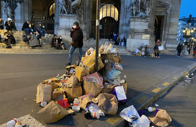 Thành phố Paris hoa lệ ngập trong rác thải - Ảnh 12.