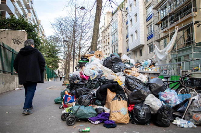 Thành phố Paris hoa lệ ngập trong rác thải - Ảnh 13.