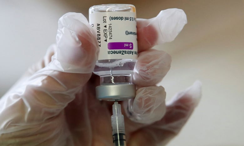 Vaccine AstraZeneca tiếp tục gây tranh cãi tại châu Âu với nghi ngờ gây đông máu - Ảnh 1.