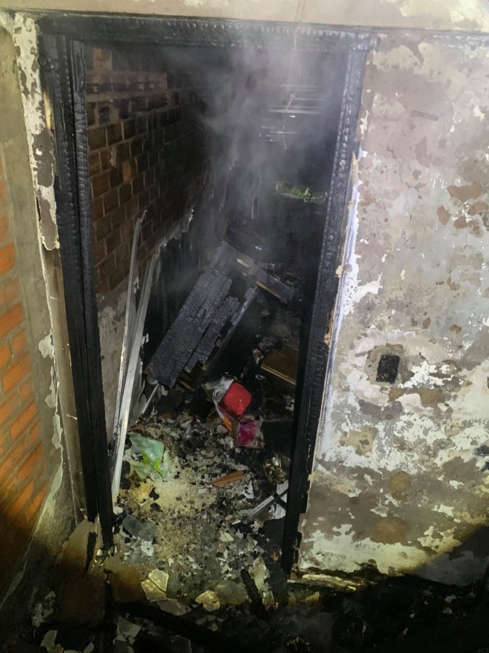 Giải cứu 5 người mắc kẹt trong căn nhà bốc cháy lúc rạng sáng - Ảnh 1.