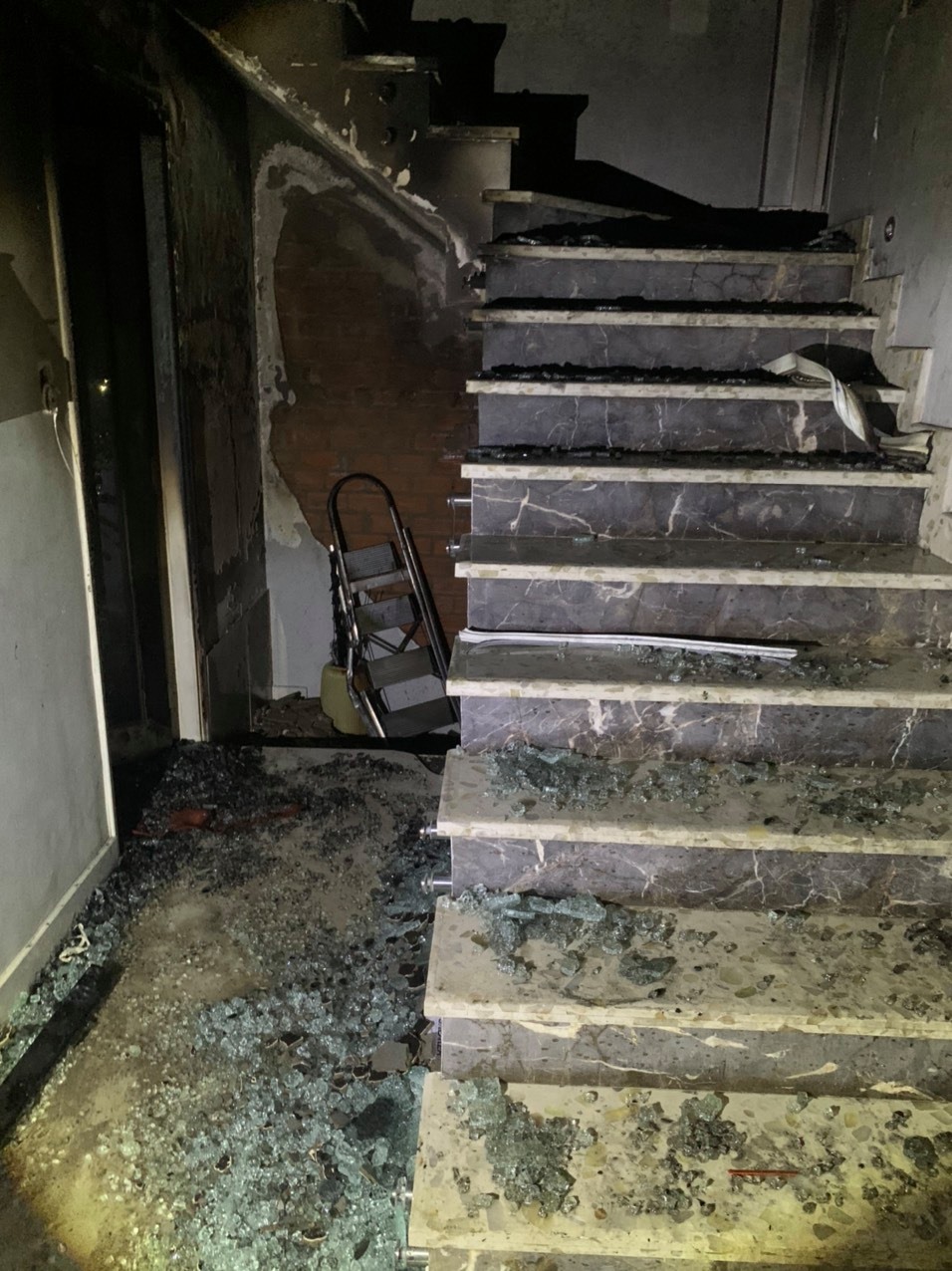 Giải cứu 5 người mắc kẹt trong căn nhà bốc cháy lúc rạng sáng - Ảnh 2.