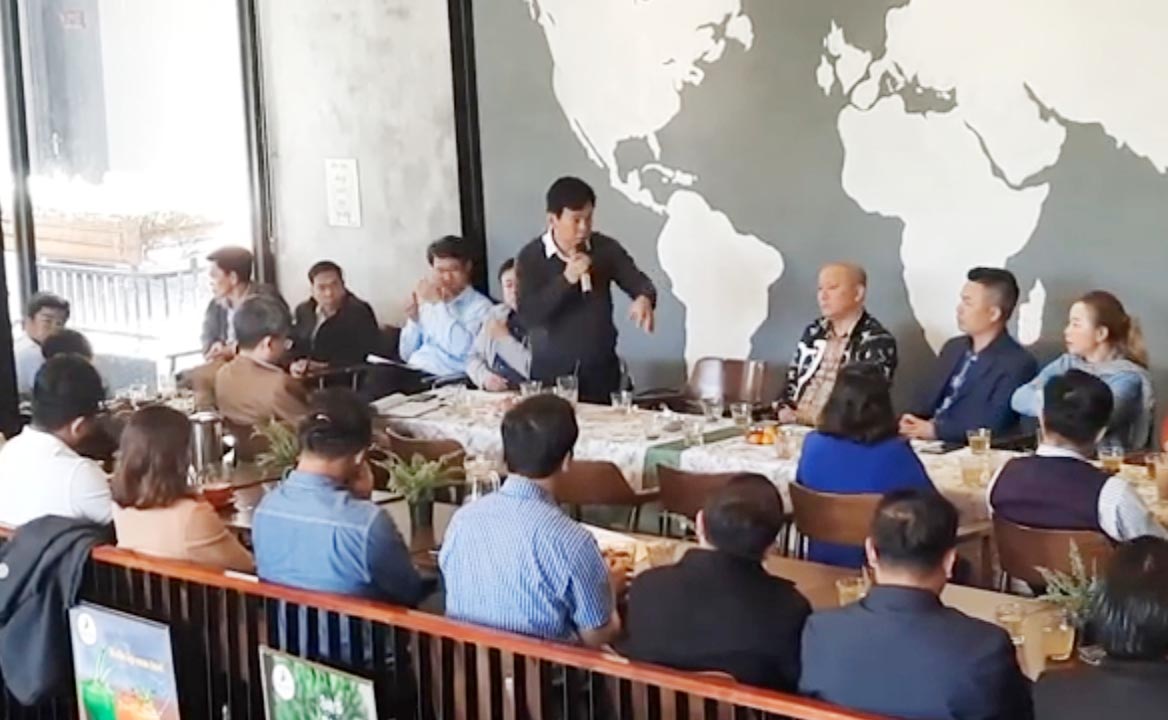 Chủ tịch UBND huyện Kon Plông trao đổi với các doanh nhân tại Cà phê khởi nghiệp (Ảnh cắt từ video clip).jpg
