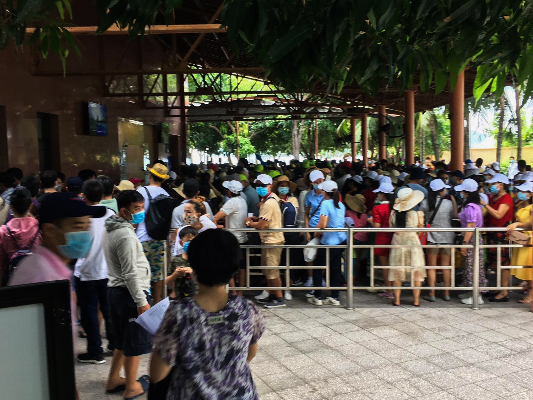 Khách xếp hàng dài mua vé vào cổng khu du lịch ở Nha Trang - Ảnh 1.