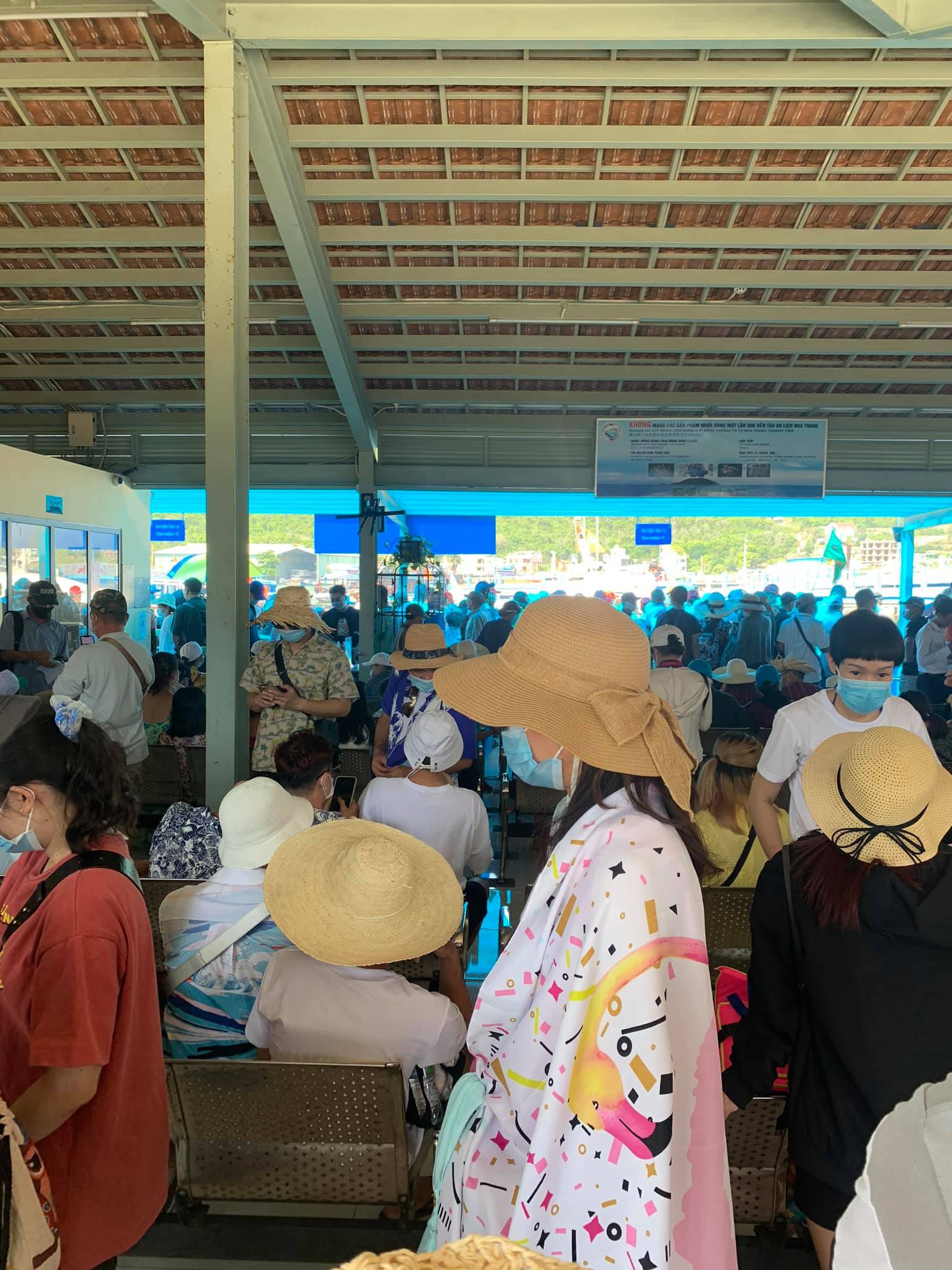 Khách xếp hàng dài mua vé vào cổng khu du lịch ở Nha Trang - Ảnh 2.