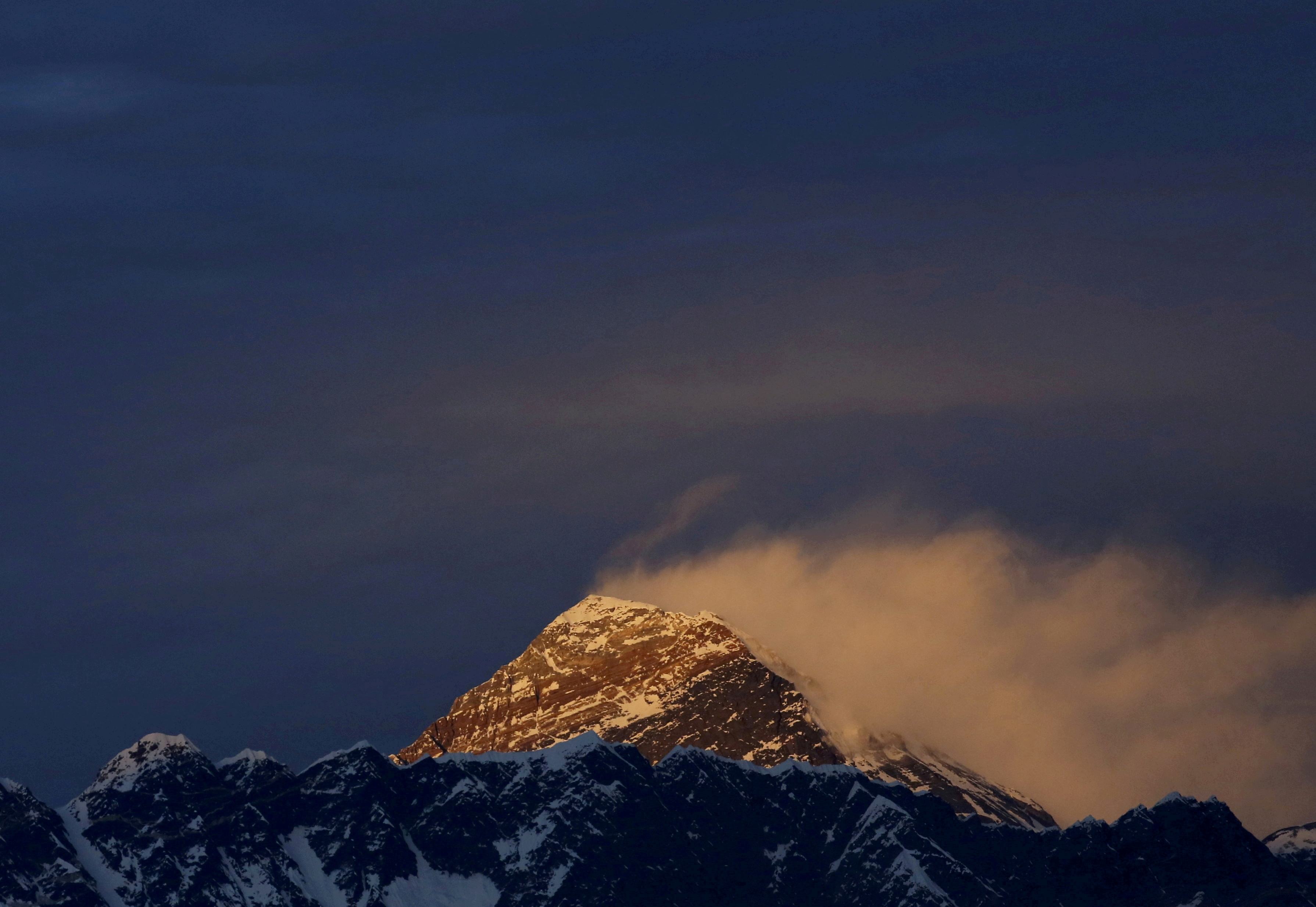 Trung Quốc dựng 'dải phân cách' trên đỉnh Everest để ngăn Covid-19 từ Nepal - Ảnh 1.