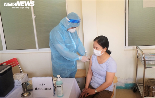 Nữ nhân viên Bệnh viện Đà Nẵng sốc phản vệ sau tiêm vaccine COVID-19 - Ảnh 1.