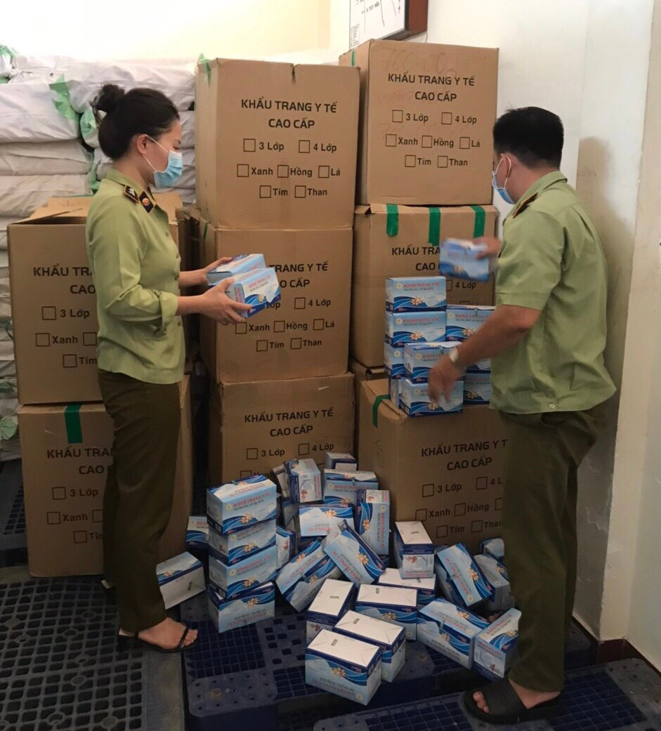 Phú Yên: Tạm giữ 48.500 khẩu trang y tế không có hóa đơn, chứng từ - Ảnh 1.