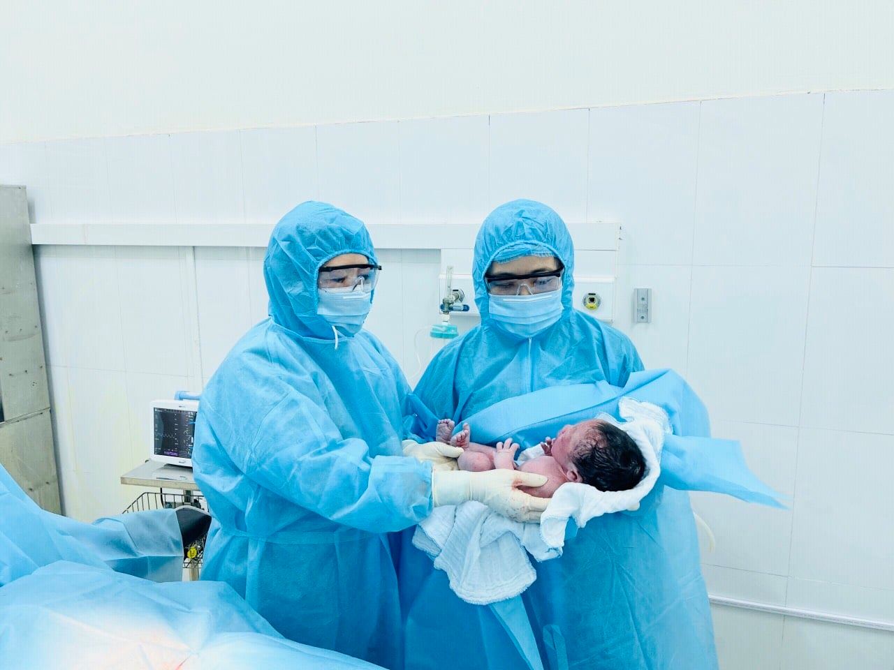 Một thai phụ là F2 sinh con an toàn trong khu cách ly ở Lào Cai - Ảnh 1.