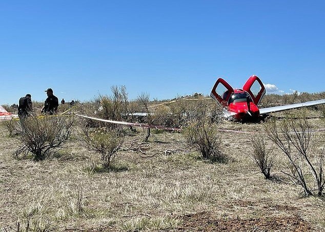 Máy bay 'bung nóc' sau vụ va chạm trên không - Ảnh 2.