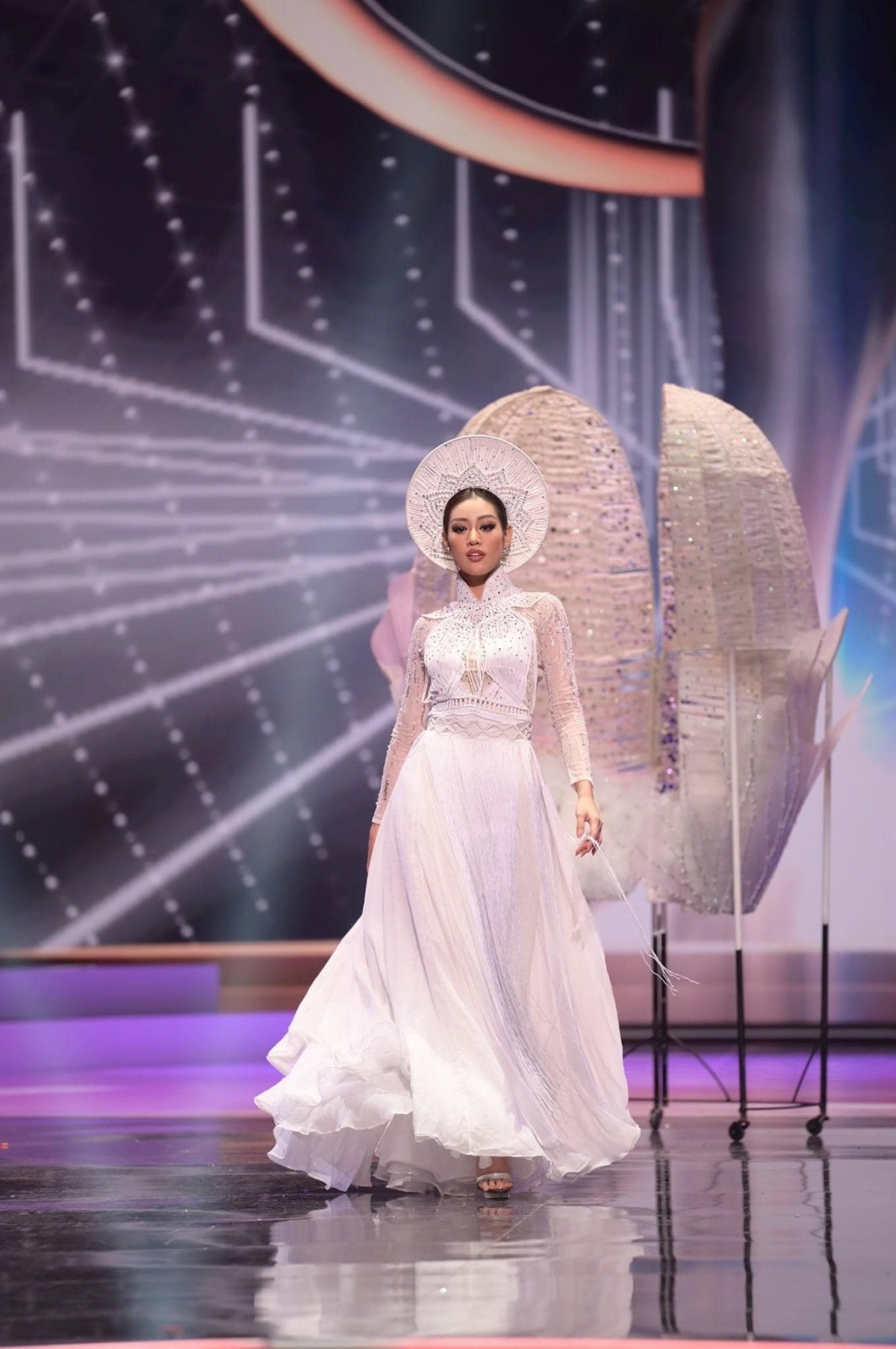 Màn xử lý 'đi vào lòng người' với sự cố 'cái kén' của Khánh Vân tại Miss Universe - Ảnh 2.