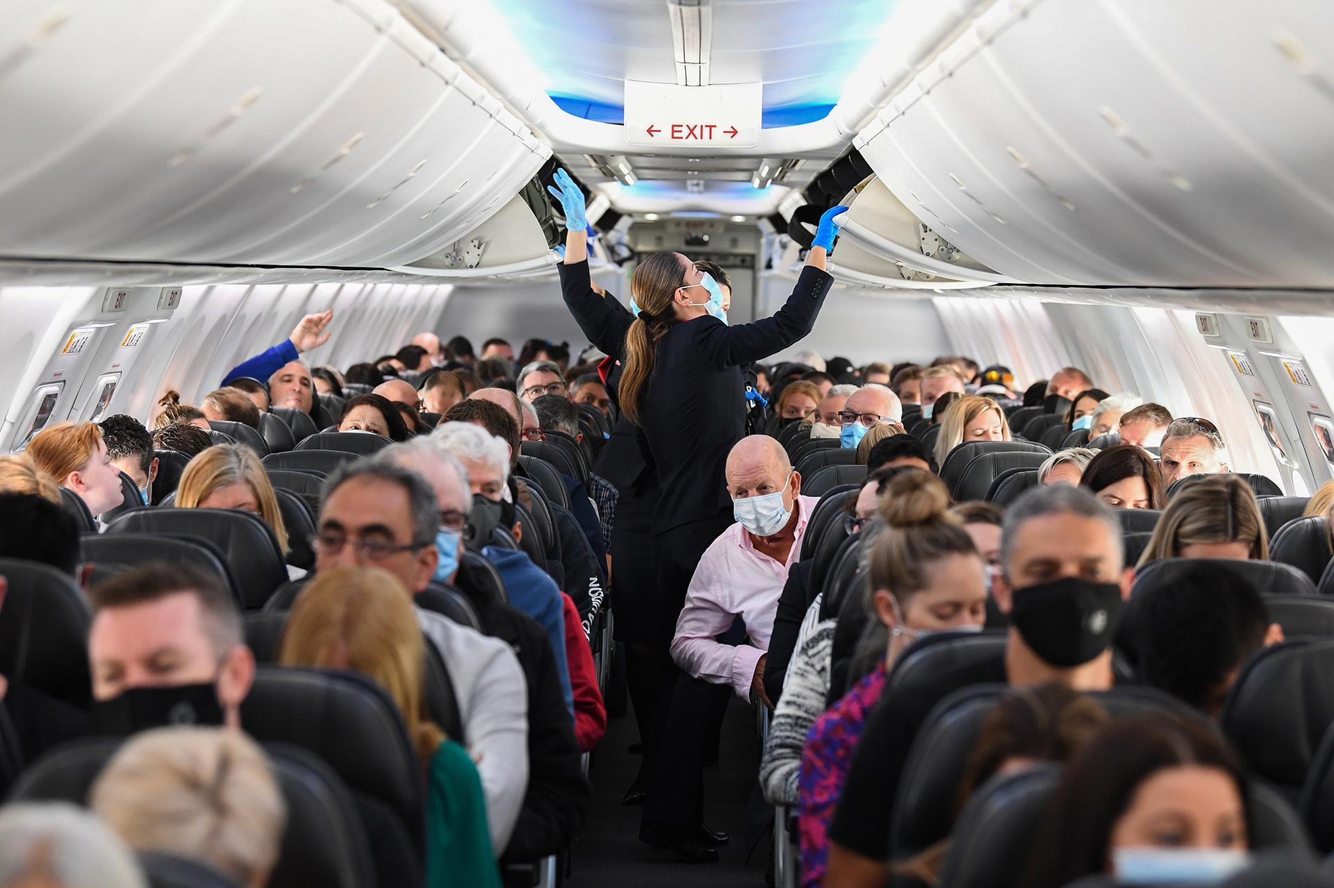Hành khách Mỹ bị phạt hơn 10 nghìn USD vì ho và xì mũi vào chăn máy bay - Ảnh 2.