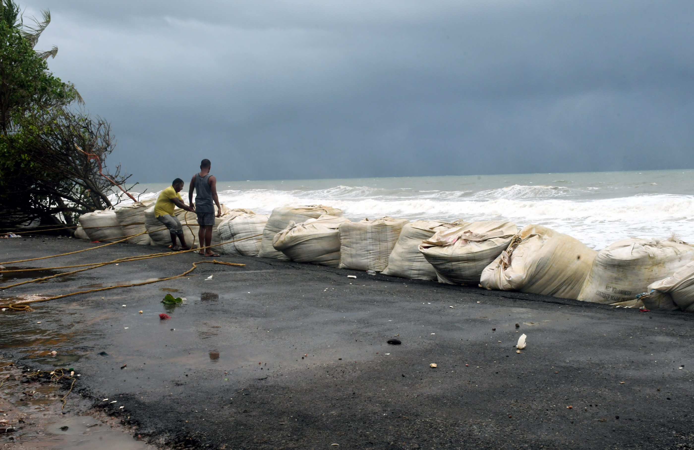 Ấn Độ hứng chịu những thiệt hại đầu tiên của bão Tauktae - Ảnh 1.