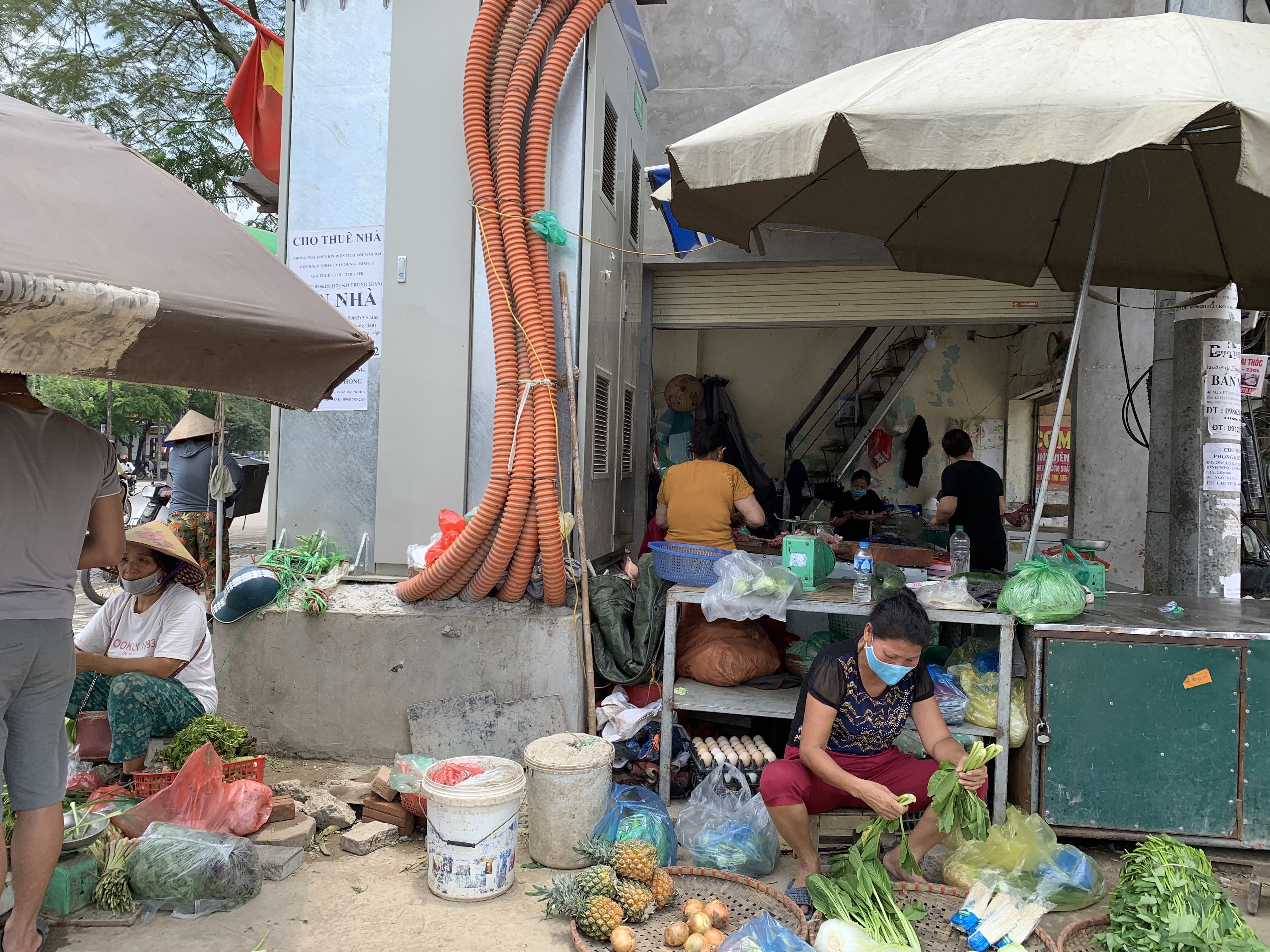 Nhiều chợ cóc tại Hà Nội tái hoạt động khi không có lực lượng chức năng - Ảnh 3.