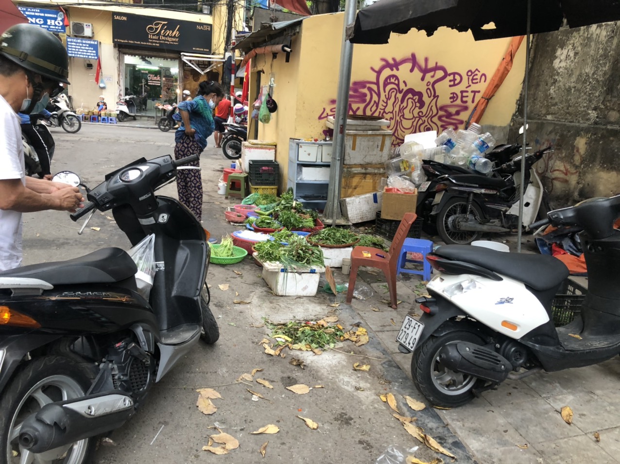 Nhiều chợ cóc tại Hà Nội tái hoạt động khi không có lực lượng chức năng - Ảnh 5.