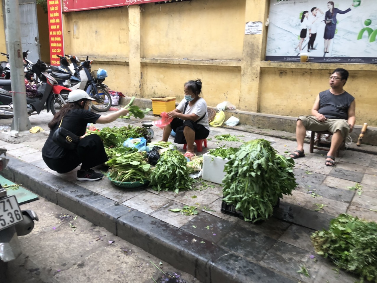 Nhiều chợ cóc tại Hà Nội tái hoạt động khi không có lực lượng chức năng - Ảnh 6.