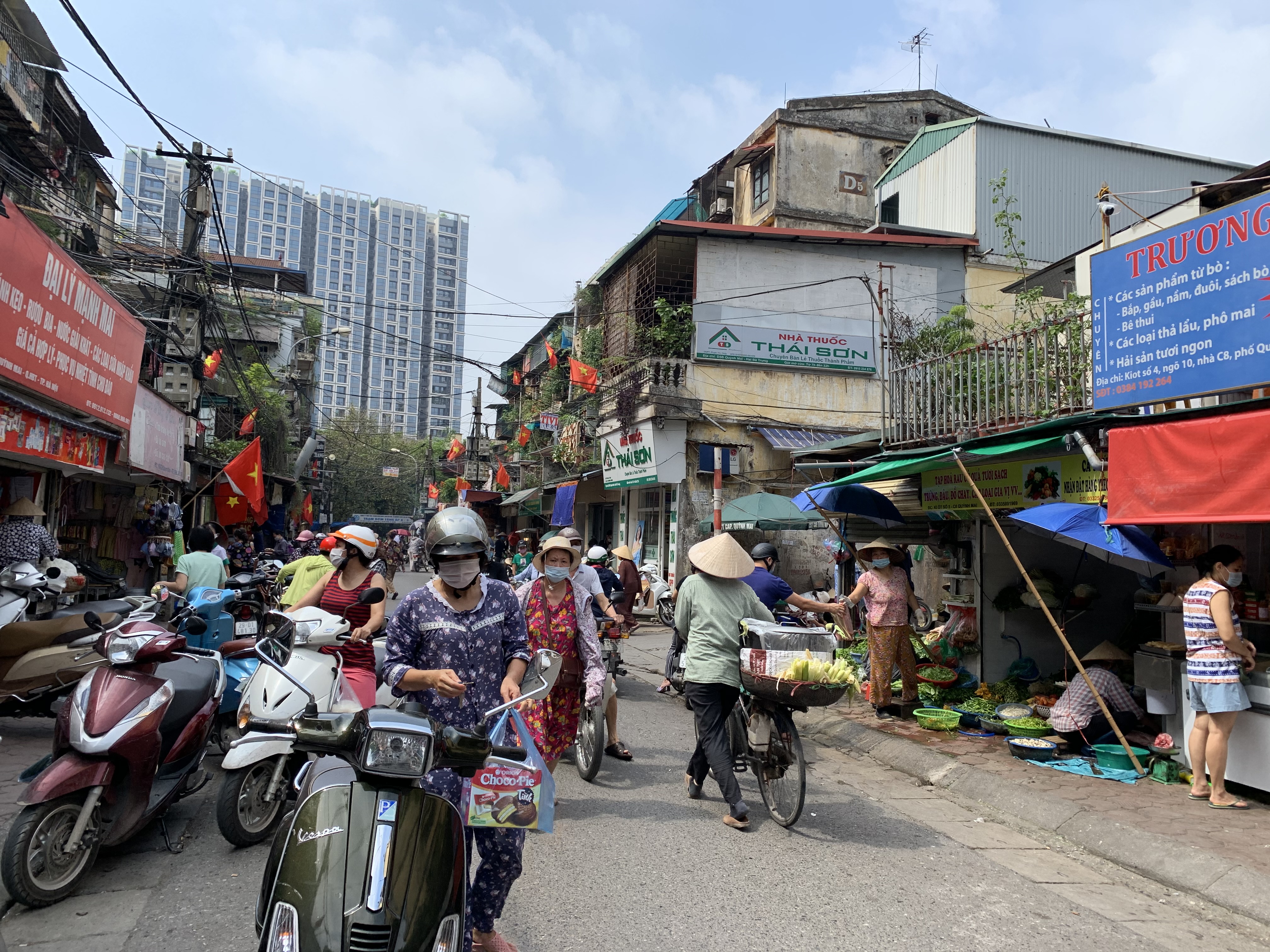 Nhiều chợ cóc tại Hà Nội tái hoạt động khi không có lực lượng chức năng - Ảnh 2.