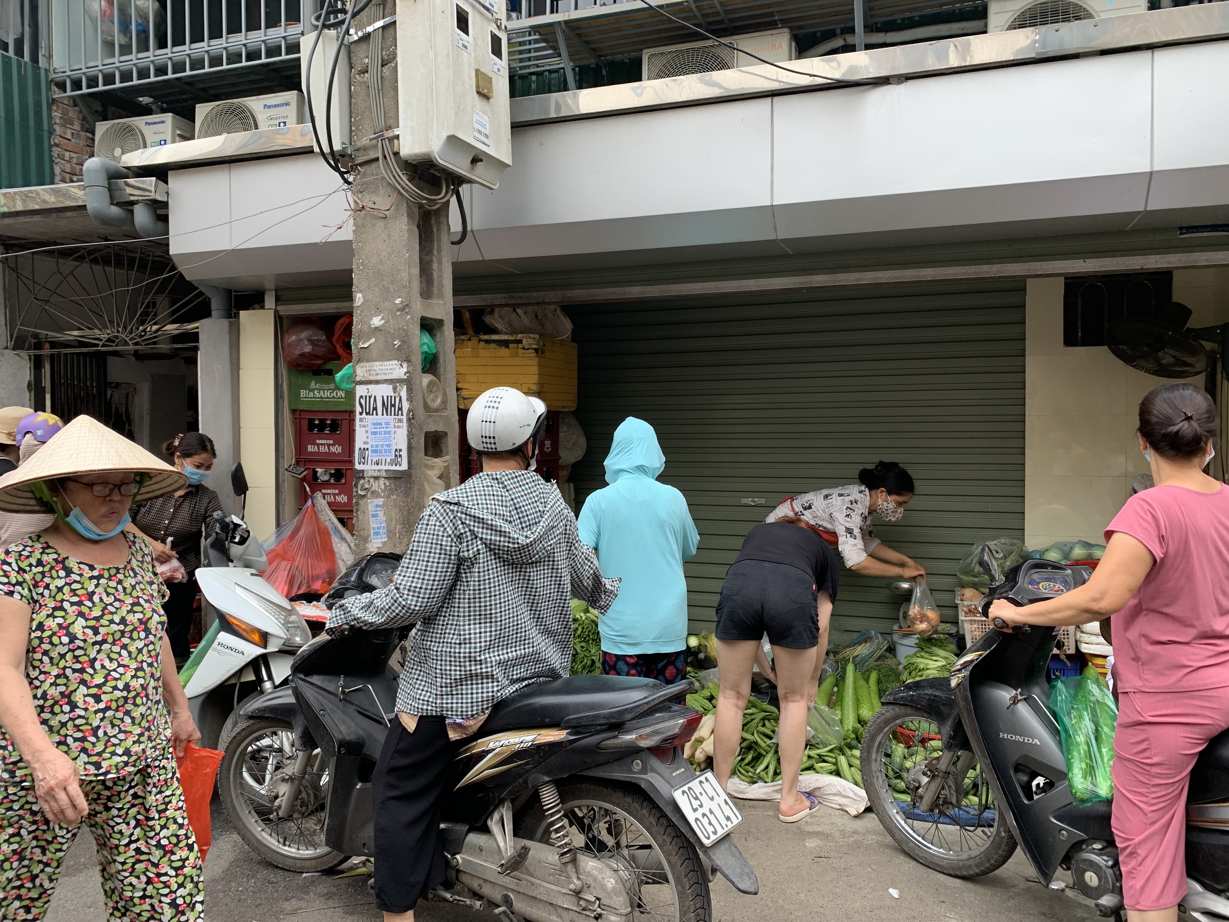 Nhiều chợ cóc tại Hà Nội tái hoạt động khi không có lực lượng chức năng - Ảnh 4.