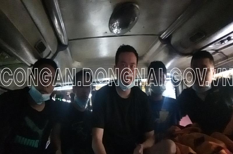 Bắt 5 người Trung Quốc nhập cảnh trái phép, trốn trong khoang chứa hàng xe khách - Ảnh 2.