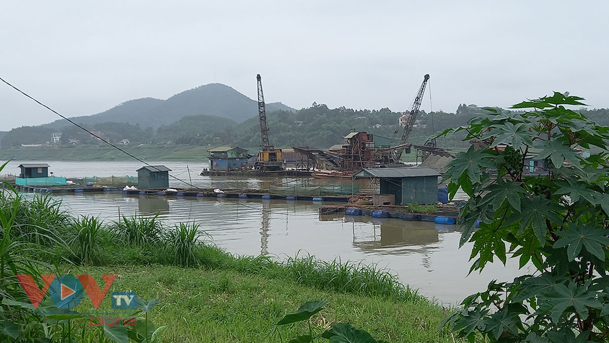 Phú Thọ: 'Bát nháo' tình trạng khai thác cát, sỏi trên sông Lô - Ảnh 1.