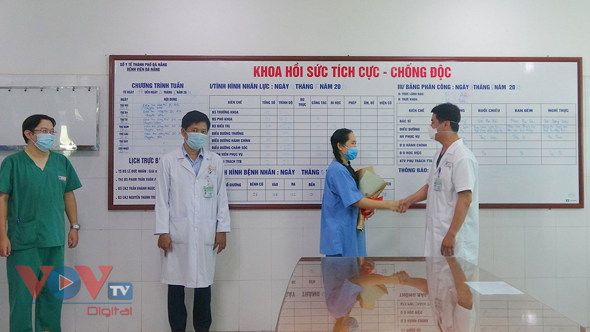 Đà Nẵng: Nữ điều dưỡng phản vệ sau tiêm vaccine Covid-19 đã khỏe mạnh ra viện - Ảnh 2.