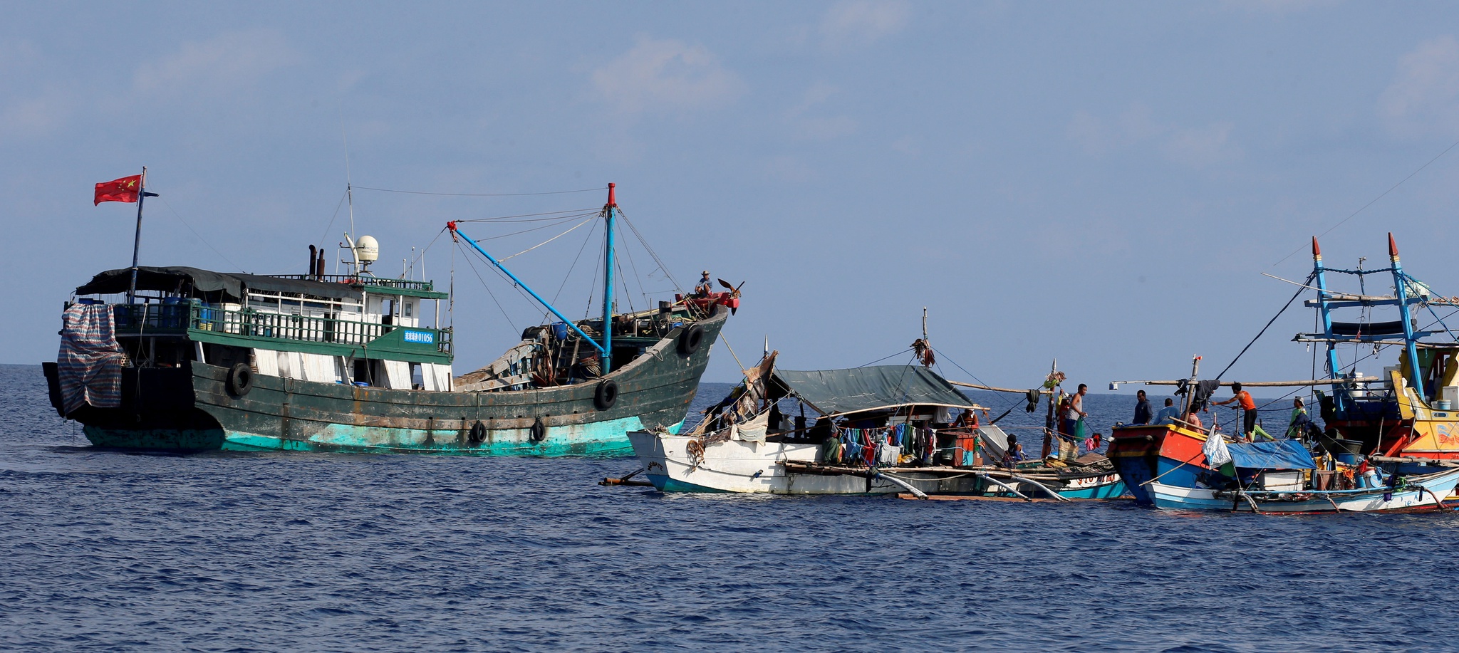 Philippines không công nhận lệnh cấm đánh bắt cá của Trung Quốc ở Biển Đông - Ảnh 1.