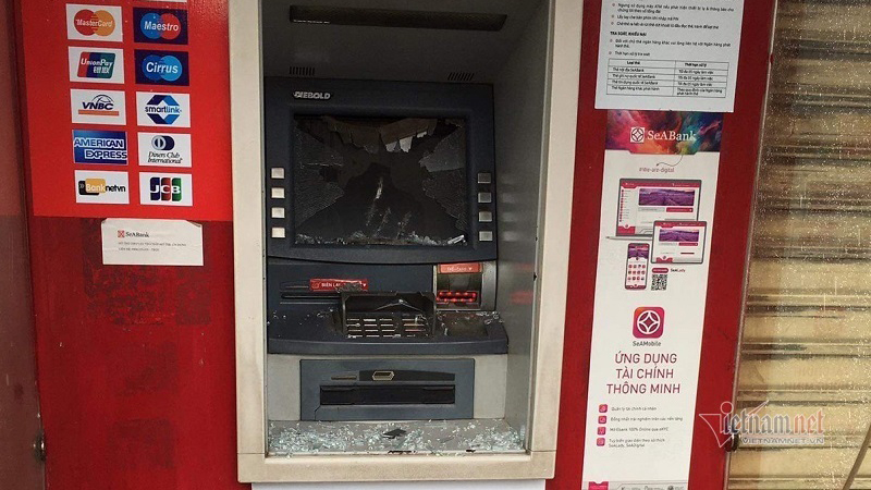 Tạm giữ đối tượng đập hàng loạt trụ ATM ở Bình Dương - Ảnh 1.