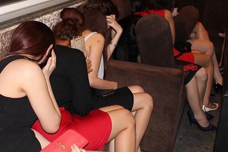 Chủ Nhà Nghỉ Nuôi Hàng Loạt Chân Dài Để Bán Dâm