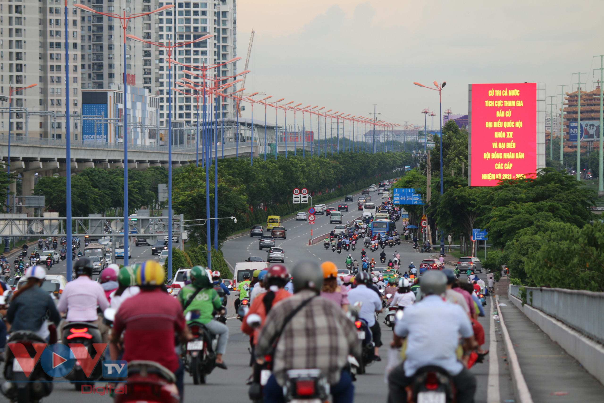 Màn hình led trên xa lộ Hà Nội, dưới chân cầu Sài Gòn luôn hiển thị những nội dung tuyên truyền về  ngày bầu cử, thu hút sự quan tâm của người đi đường