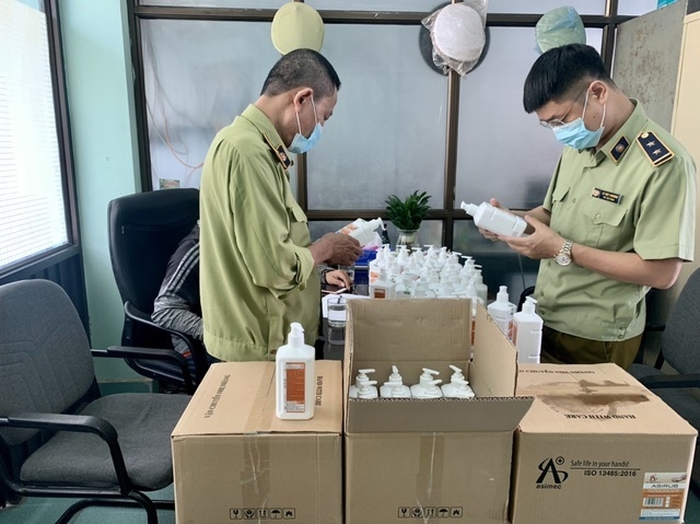 Phát hiện 300 chai nước sát khuẩn nghi giả mạo ở chợ thuốc lớn nhất Hà Nội - Ảnh 1.