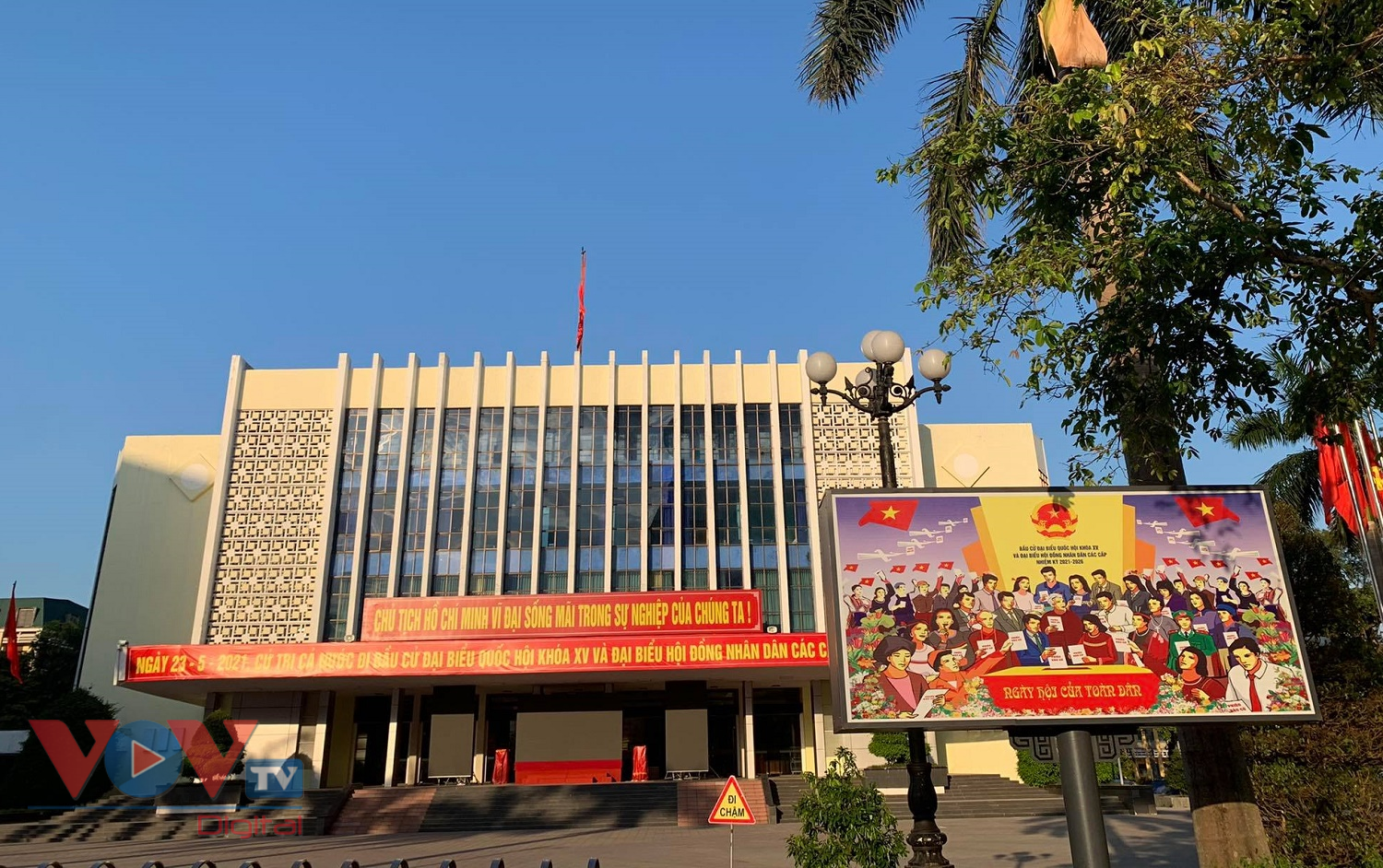 Tuyên truyền bầu củ tại Nhà hát lớn thành phố Huế.jpg