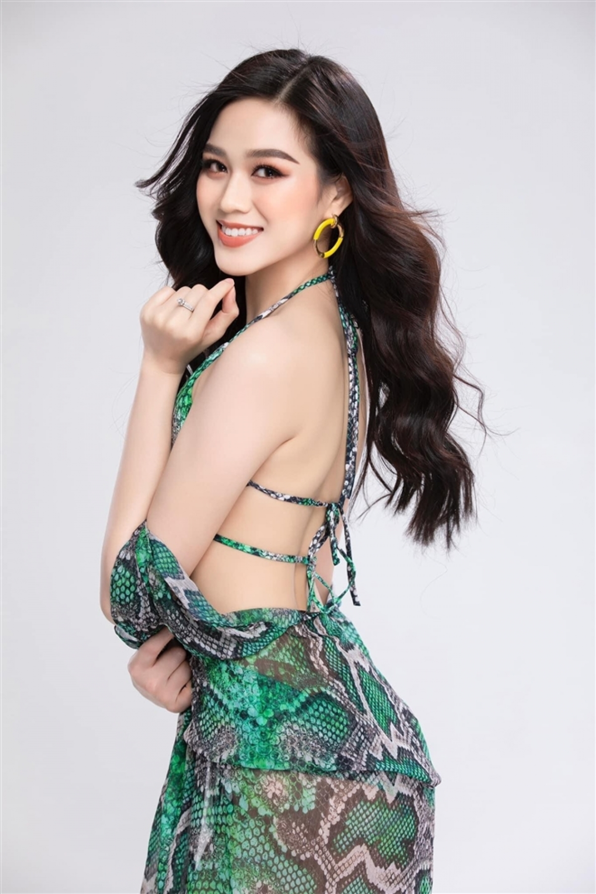 Hoa hậu Đỗ Thị Hà nóng bỏng trong bộ ảnh bikini họa tiết da rắn - Ảnh 4.
