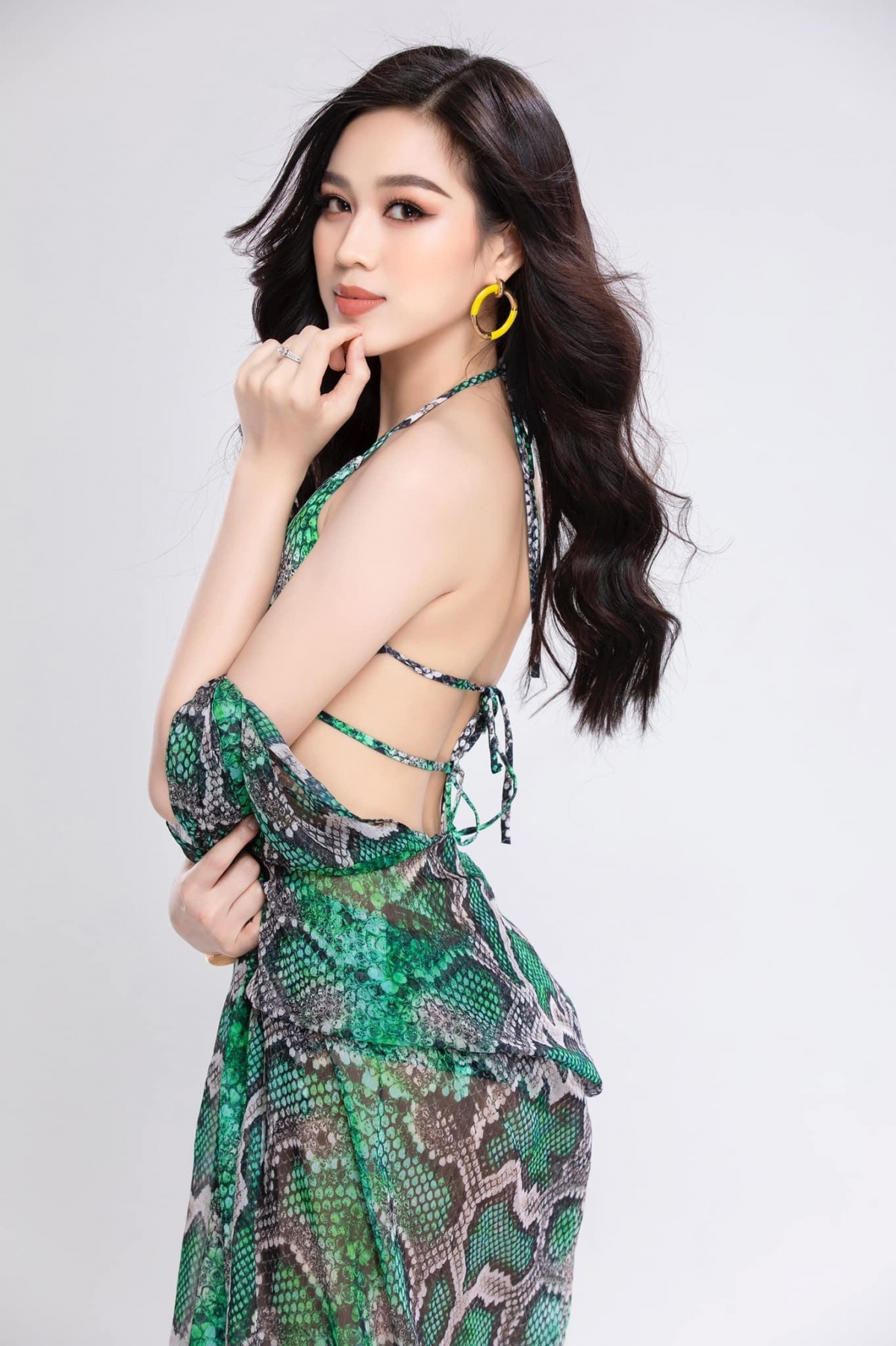 Hoa hậu Đỗ Thị Hà nóng bỏng trong bộ ảnh bikini họa tiết da rắn - Ảnh 3.