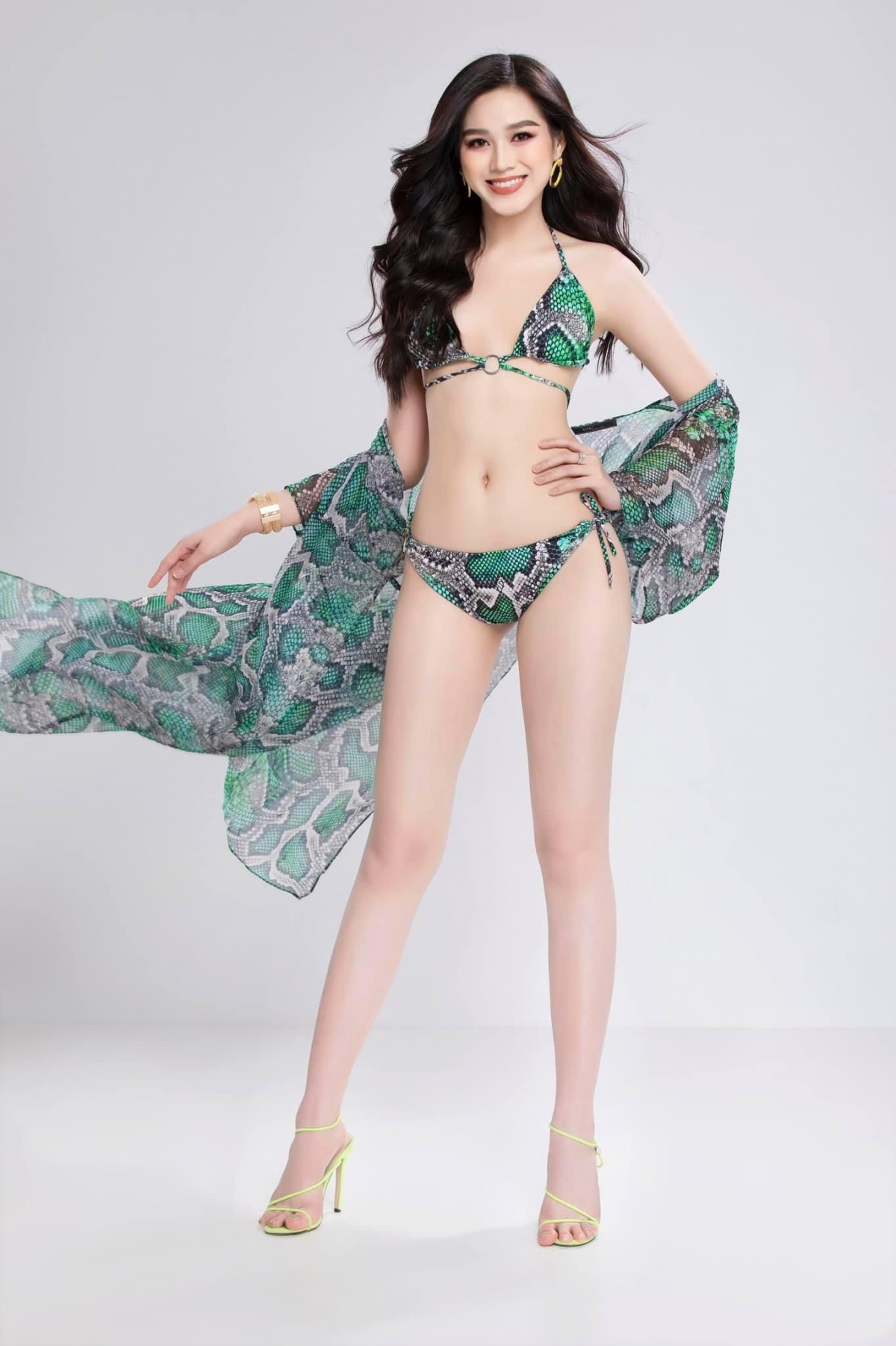 Hoa hậu Đỗ Thị Hà nóng bỏng trong bộ ảnh bikini họa tiết da rắn - Ảnh 2.