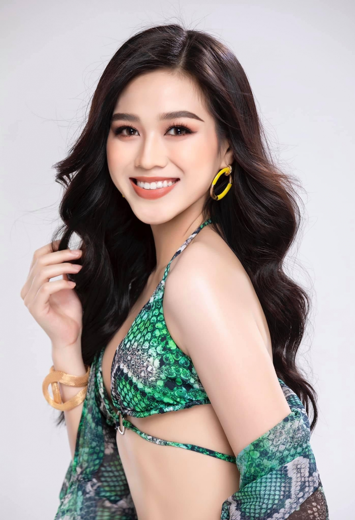 Hoa hậu Đỗ Thị Hà nóng bỏng trong bộ ảnh bikini họa tiết da rắn - Ảnh 1.