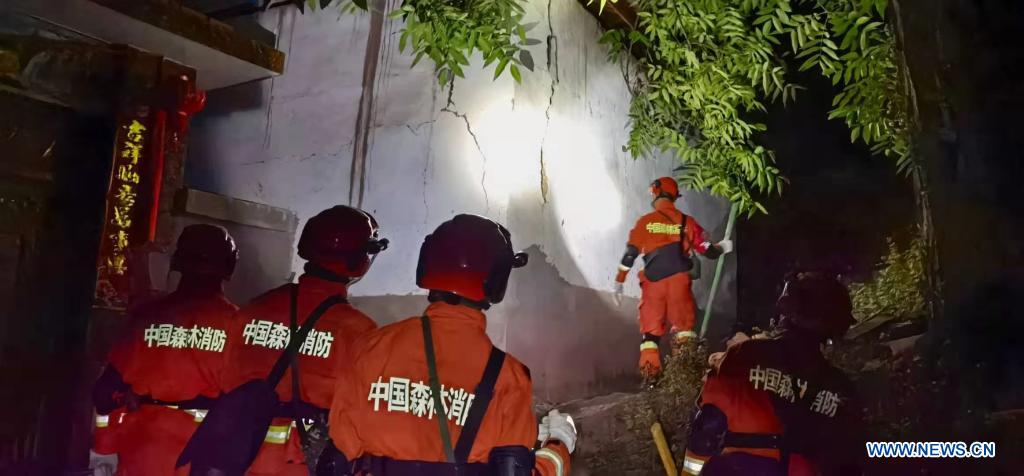 Lực lượng cứu hộ đang tìm kiếm nạn nhân trận động đất tại tỉnh Vân Nam. Ảnh Tân hoa xã.jpg