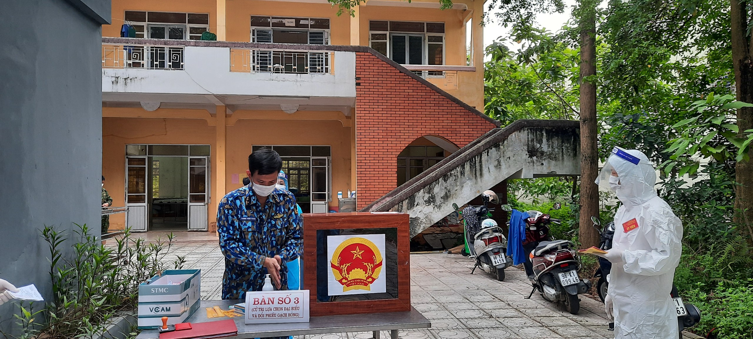 Những hình ảnh về bầu cử ở khu cách ly tại tỉnh Bắc Giang - Ảnh 2.