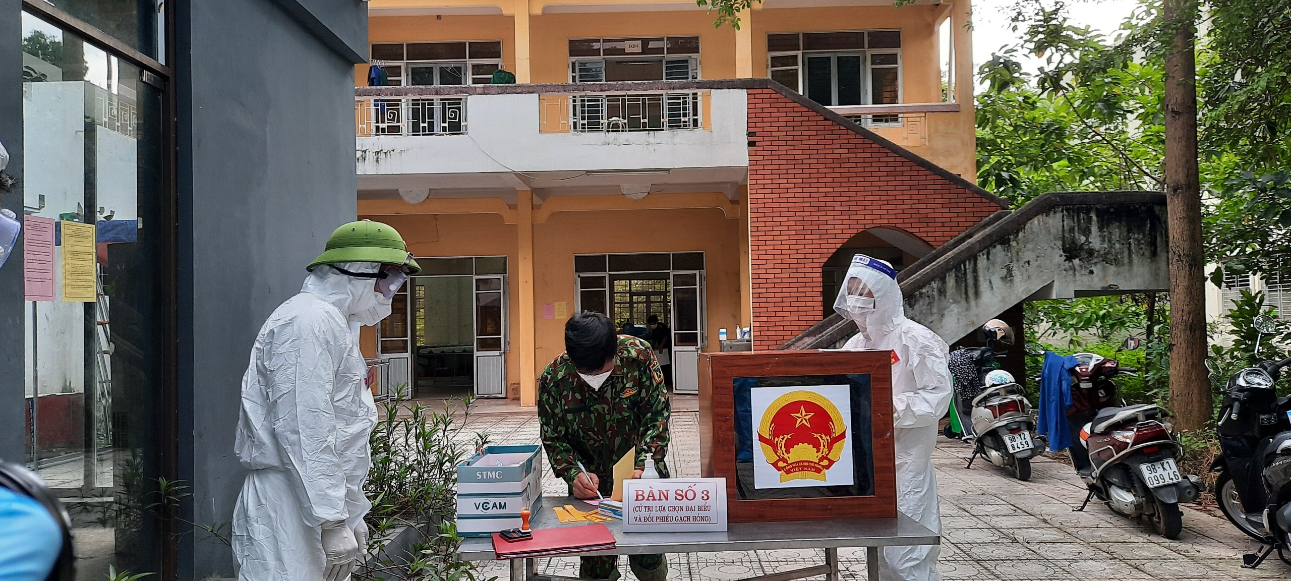 Những hình ảnh về bầu cử ở khu cách ly tại tỉnh Bắc Giang - Ảnh 1.