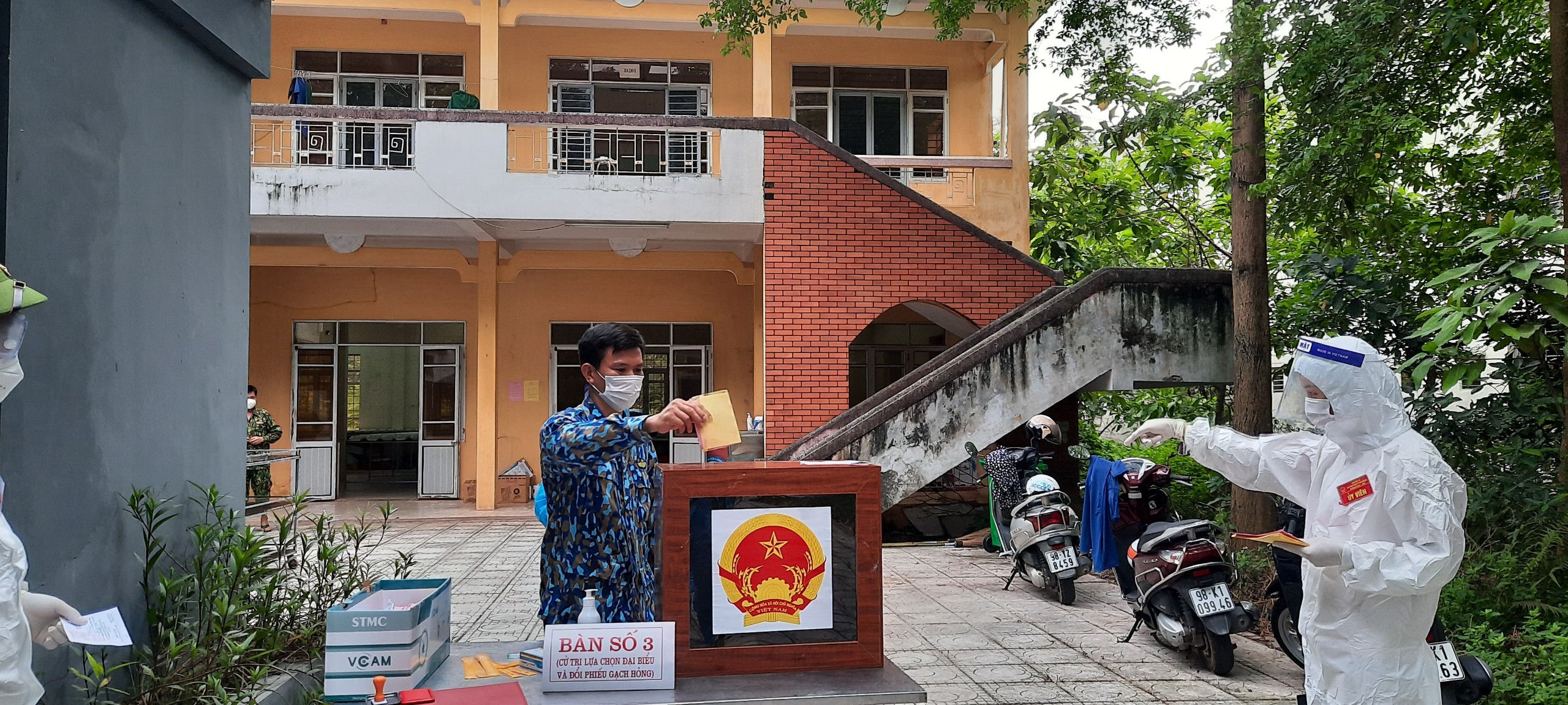 Những hình ảnh về bầu cử ở khu cách ly tại tỉnh Bắc Giang - Ảnh 3.
