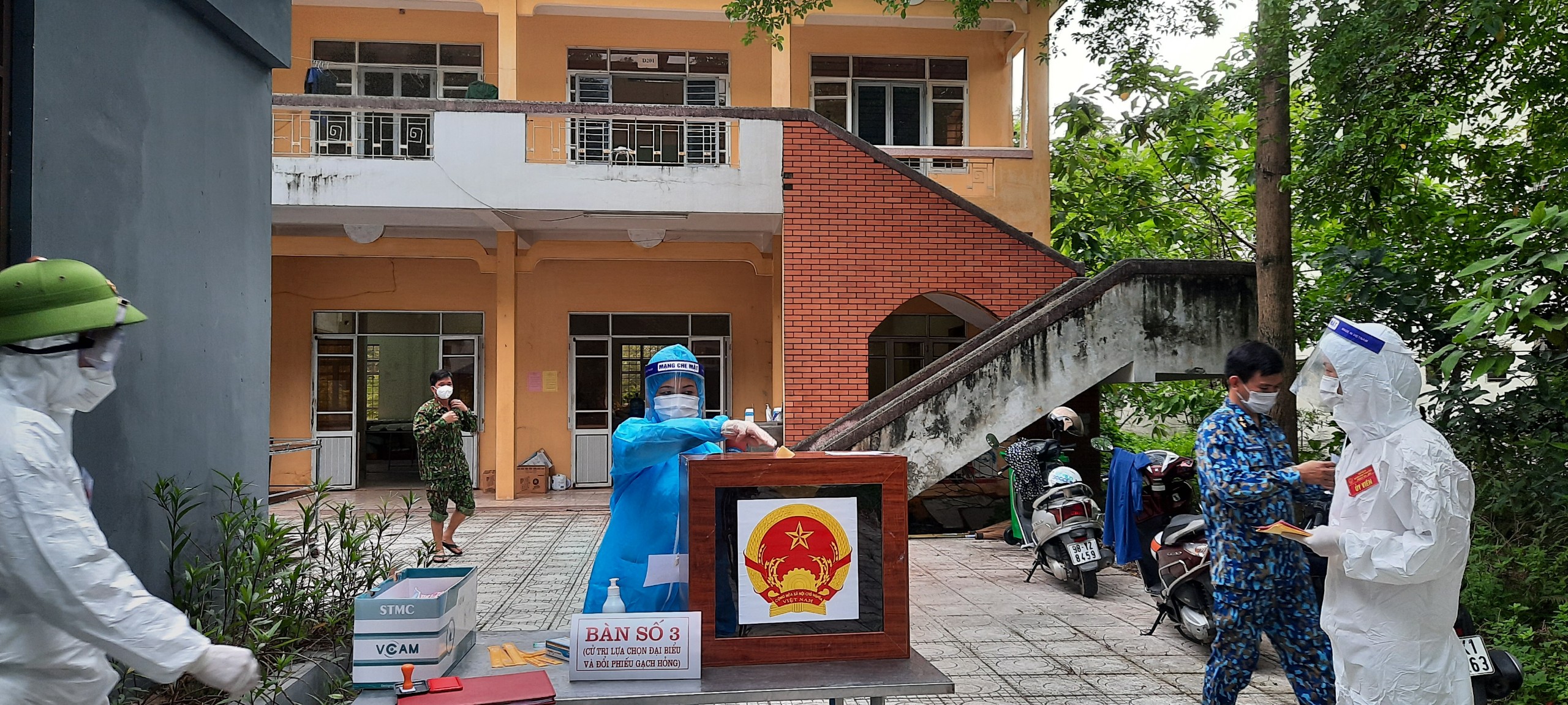 Những hình ảnh về bầu cử ở khu cách ly tại tỉnh Bắc Giang - Ảnh 4.