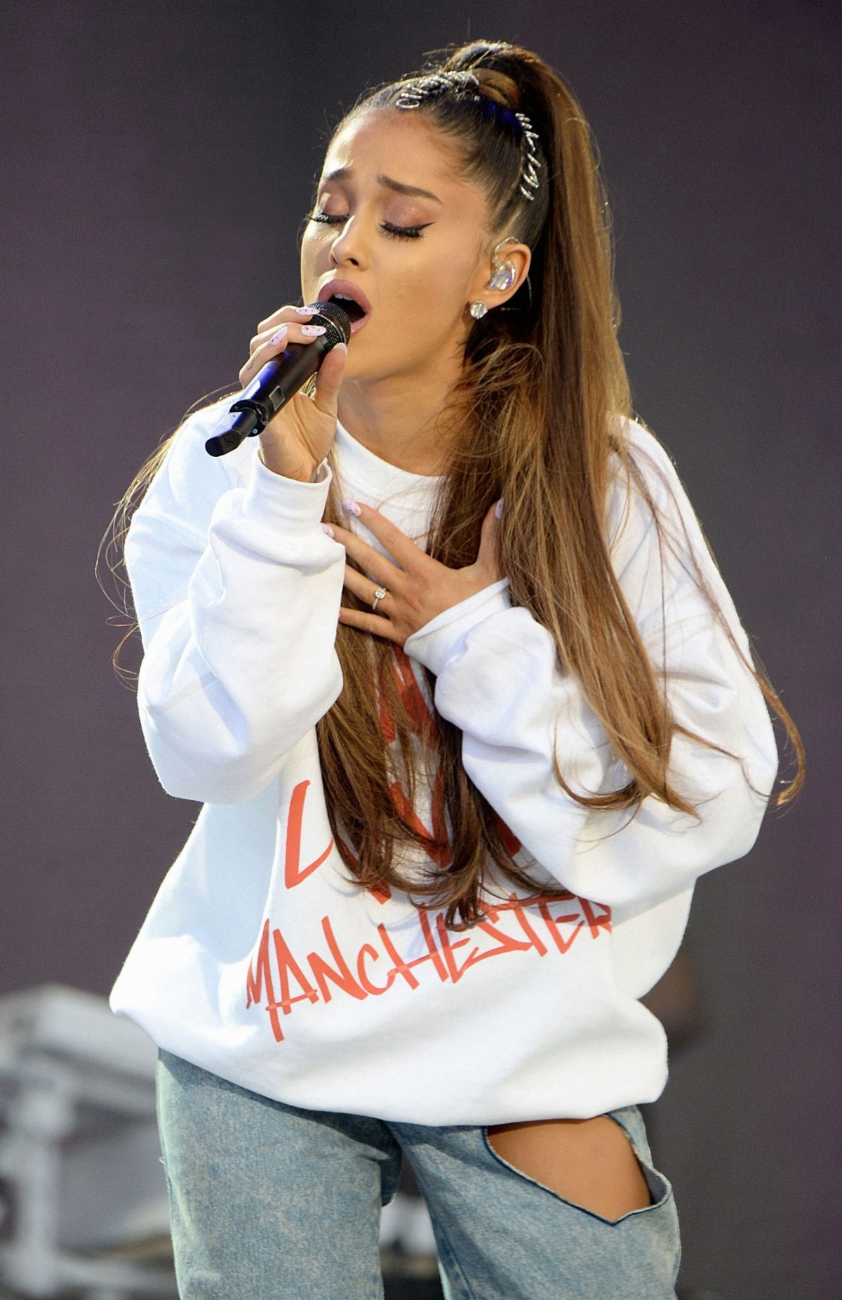 Ariana Grande vẫn chưa thôi đau buồn, 4 năm sau vụ đánh bom ở Manchester - Ảnh 2.