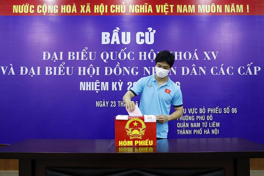 Hình ảnh ấn tượng của ĐTQG và U22 Việt Nam trong ngày bầu cử - Ảnh 1.