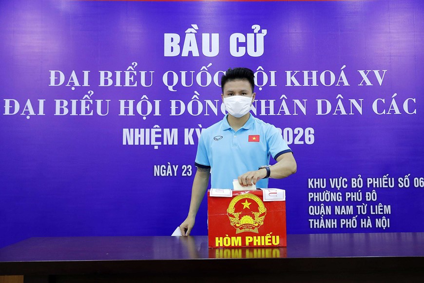 Hình ảnh ấn tượng của ĐTQG và U22 Việt Nam trong ngày bầu cử - Ảnh 2.