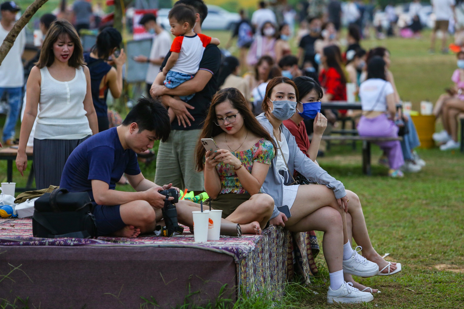 Bãi đá sông Hồng đông đúc ngày cuối tuần - Ảnh 5.