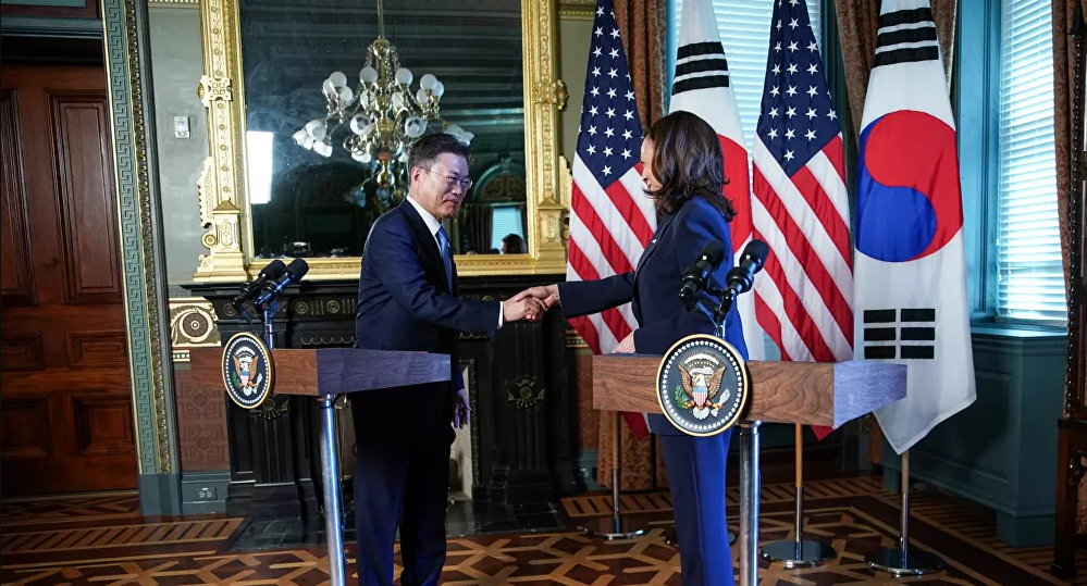 Phó Tổng thống Mỹ bị chỉ trích sau khi bắt tay Tổng thống Hàn Quốc - Ảnh 1.